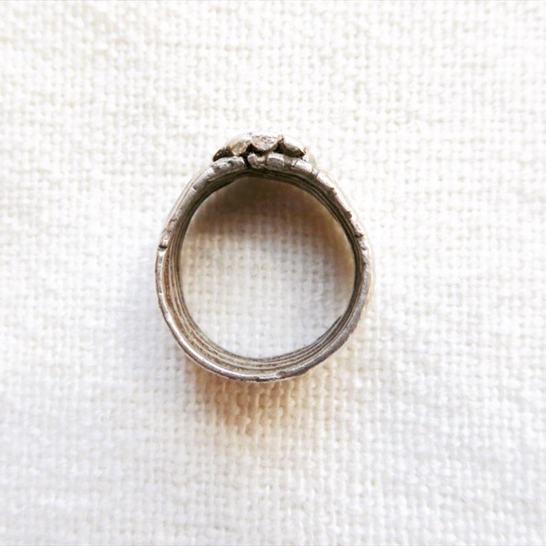 jbatesjewellery's tweet photo. ::: AELLO :::
a very #old #silver #Omani #ring traditionally worn on the small finger as a set of five
#JanieBatesJewellery
#silverrings #OmaniSilver #handmade #jewellery #antique #oldsilverring #ethnicstyle #ethnicsilverjewellery #vintagestyle #antiquestyle #boholook #giftideas https://t.co/Enc6lgwOkL