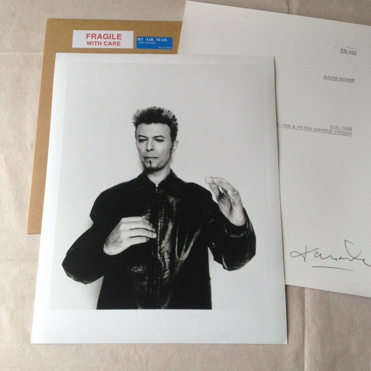 #Bowie released his album #StationToStation on this day 44 years ago

Enjoy #GoldenYears youtube.com/watch?v=JUuRGR… 

#DavidBowie Promo(tion) Prints.

@ eBay: ebay.co.uk/sch/fma1-uk/m.… Etsy: etsy.com/uk/shop/TheHus…

#DavidBowieForever #BowieForever  

Ph #IanDavies

Worldwide Delivery