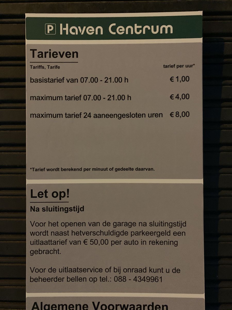 RomyVerbraeken's tweet photo. @gem_apeldoorn Hoi! Ik kom dit bord tegen bij de parkeergarage, maar het is een beetje verwarrend. Komt door het kopje tarief per uur. Is het nou maximaal 4 euro als je er staat tussen 07:00 en 21:00 uur of is het dan 4 euro per uur? https://t.co/z3LCrEIrhd