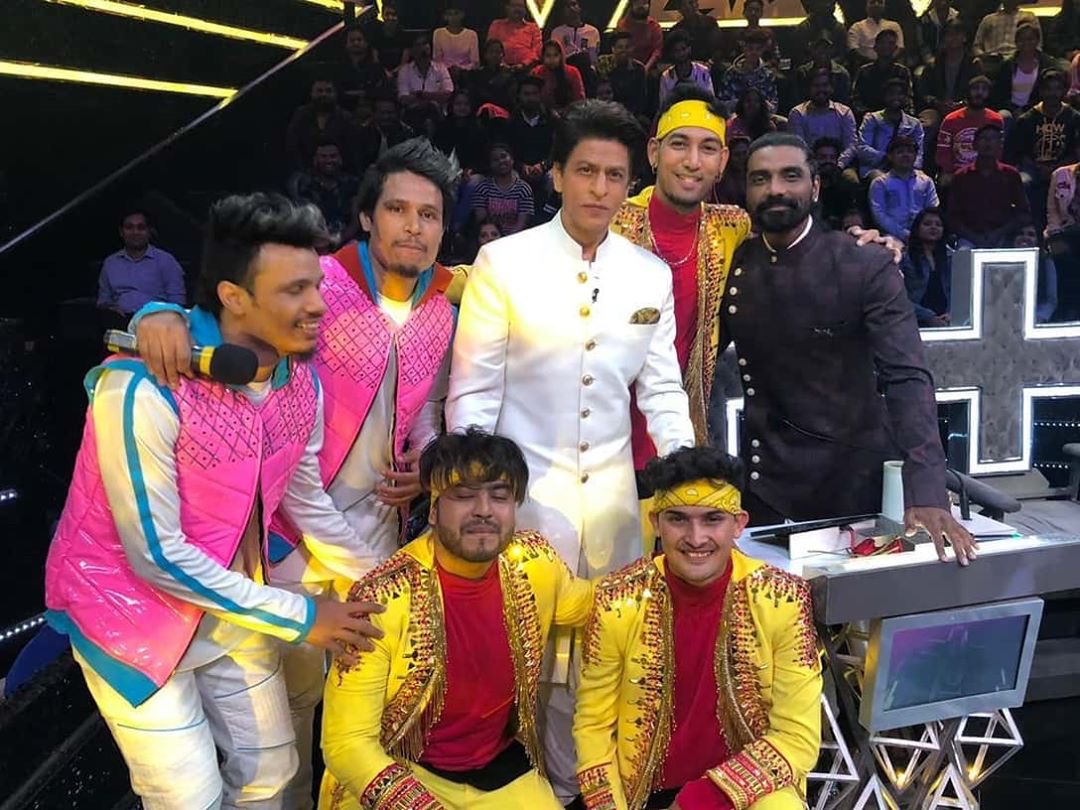 ShahRukhKhan_FC's tweet photo. "Zara Dekho Kon Aagya Hai 😍
Thank you for your Blessings
Sharukh Khan Sir & Remo Sir 🤗 #kingkhan #remosir #candybot.."
#ShahRukhKhan @iamsrk On The Sets Of #DancePlus5 https://t.co/dMfGM7oLDg https://t.co/7d194rMWtI
