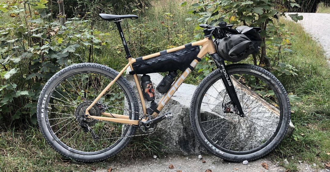 FOCUSBikes's tweet photo. What's the best way to spend your holidays? With a #bikepacking trip maybe? 😉 Check out the FOCUS RAVEN bikes of our colleagues Björn and Steffen for their Karwendel-Wetterstein-Brevet last September! 👉 https://t.co/3LQ5RELRrK
#focusbikes #focusraven #karwendel #ridebeyond https://t.co/jC9Ba3uslQ