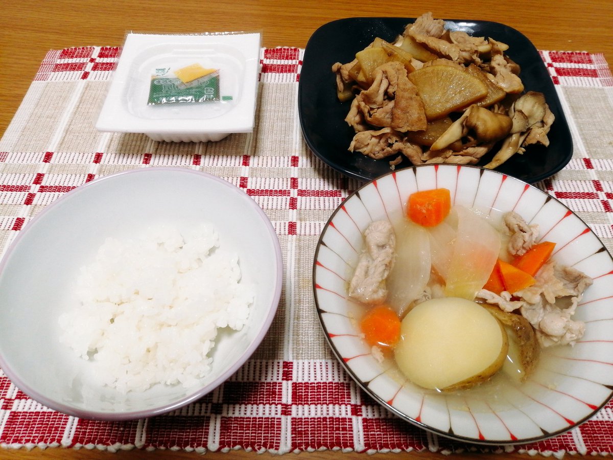 hakumai____00's tweet photo. 木曜日ごはん。
雨降るの久しぶりだね〜

塩肉じゃが（🐷）、舞茸だいこん豚肉の醤油炒め、納豆
#おうちごはん https://t.co/q68AN3Dx4y