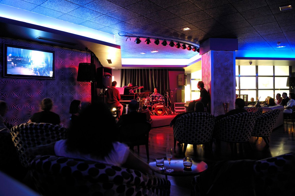 Qué planes tienes para el finde?🌙

<a href="/PrincesaYaizaPY/">Princesa Yaiza</a>  te ofrece un lugar diferente💥

▪️4 LUNAS // COCKTAIL &amp; MUSIC BAR▪️

Soul, Blues, Jazz, Pop, Rock 🎷

👉 Atmósfera selecta ✨
👉 Gran oferta de Coctelería 🍸
 
Todos los Viernes y Sábados 🕖

Entrada libre 👥

Os esperamos! 🥰