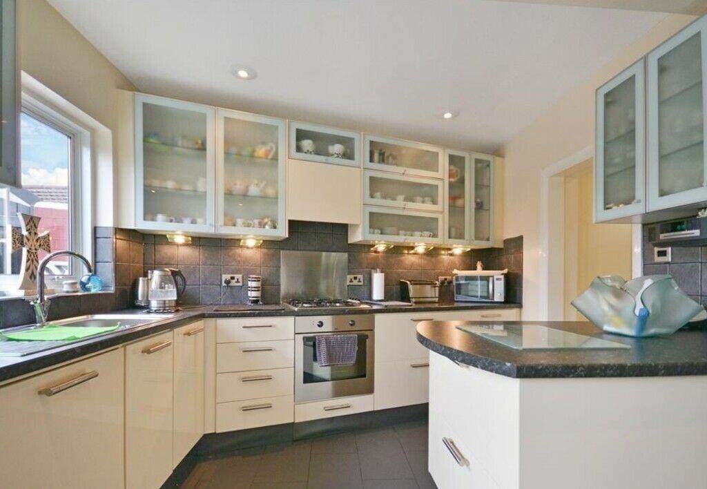 The Fairway, Wembley, HA0 - £1,900

3 bedroom situated in North Wembley. Comprises of a lounge area, modern kitchen, family bathroom, w/c, and a large garden with a patio area.

zoopla.co.uk/to-rent/detail…