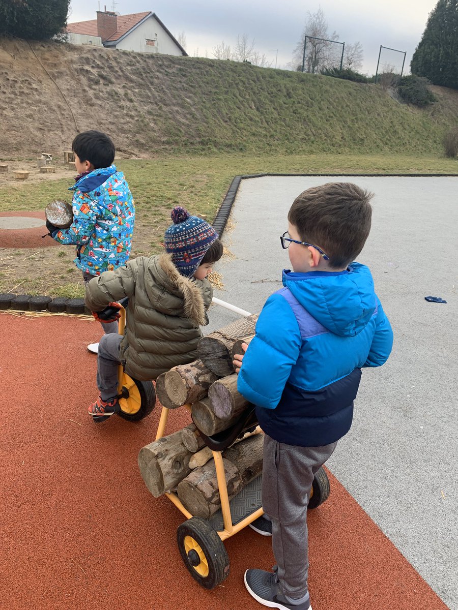 BarnesAubri's tweet photo. Early Years students using teamwork to  tidy up @ASWPYPPrincipal @aswOPAL @mlrose14 @CuriousChestnut @OPALOutdoorplay @ibpyp https://t.co/IiyQva3wgg