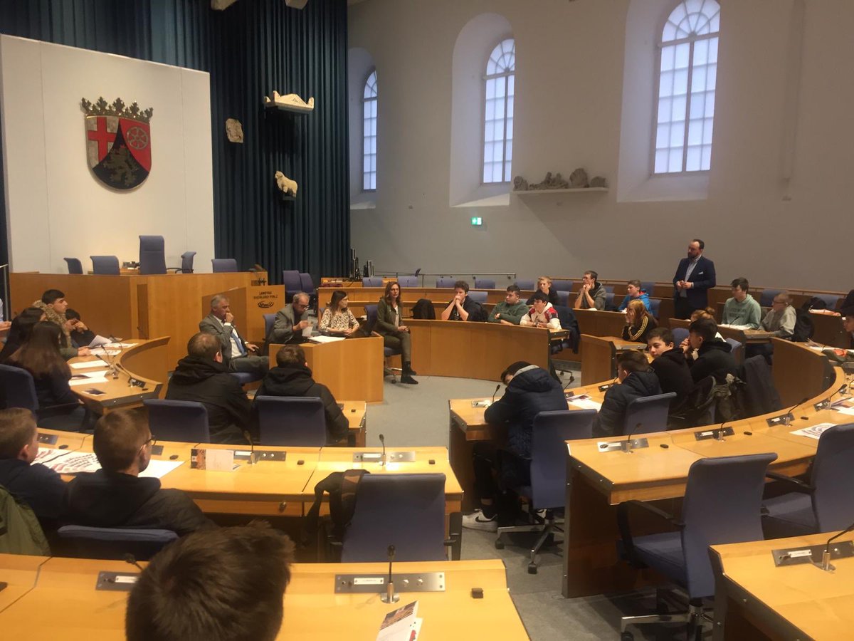 Sabine_Baetzing's tweet photo. Spannende Gesprächsrunde im Rahmen des Schulklassenprogramm des @ltrlp mit 44 SchülerInnen der 9. Stufe der #RealschulePlus #Rennerod mit Themen
"quer durch den Garten" bspw. Was ist Fraktionsdisziplin, was sind die Herausforderungen im Westerwald, haben Abgeordnete Macht? https://t.co/ib08waZqO1