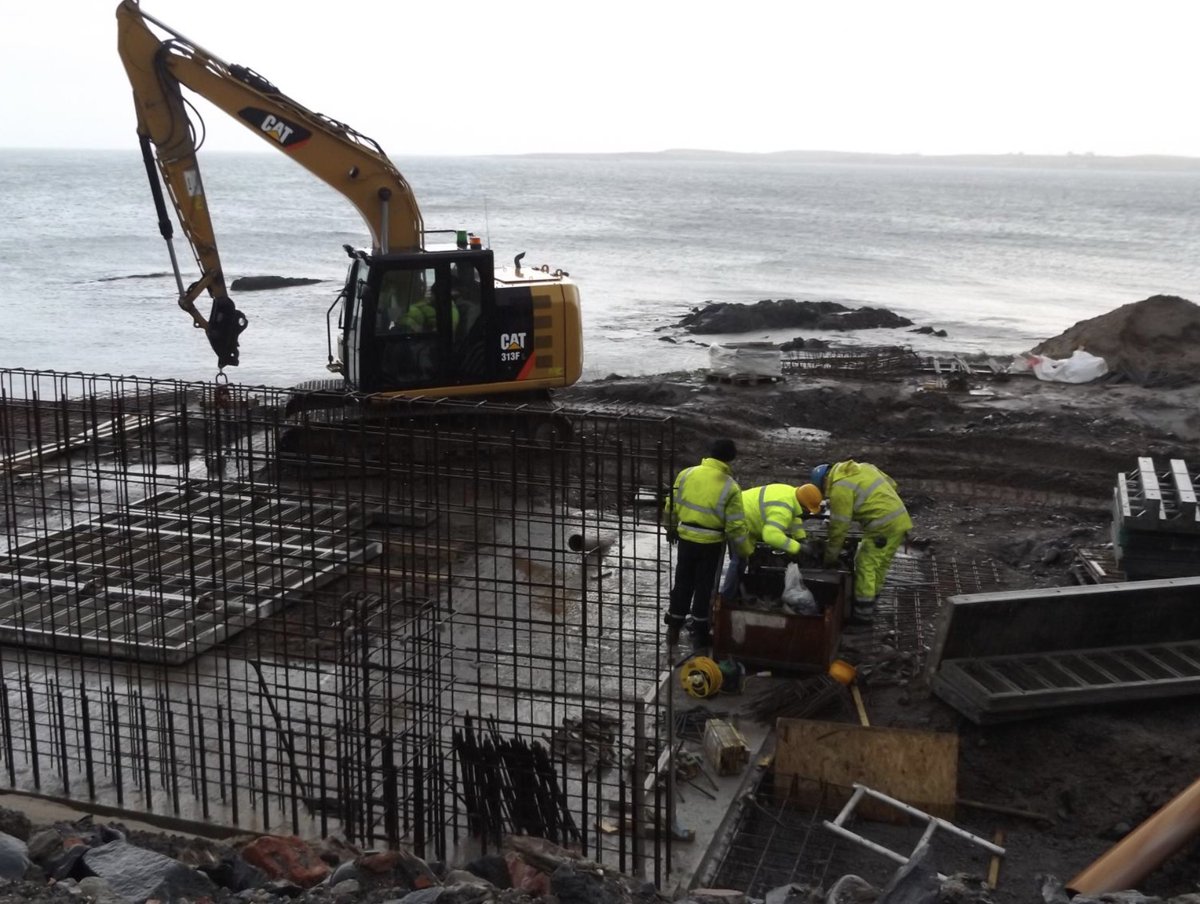 assetzcapital's tweet photo. What a fantastic site! It's great to see this scheme of 4 luxury beachfront houses in Donaghadee, Northern Ireland, progressing so well. 

Do you need development finance for your construction project like this? We can help ➡️ https://t.co/Qec1YjlglN

#RealWorldLending https://t.co/I5jjTbqQqn