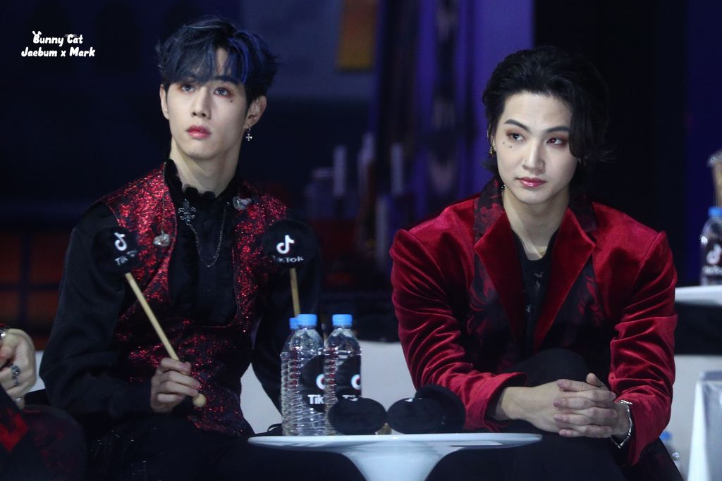 BunnyCat_Bmark's tweet photo. 200105 GDA 🐰🐱

#GOT7 #갓세븐 #JB #제이비 #JAEBUM #MARK #마크 #Bmark #Markbum https://t.co/u6KZYPNvnZ
