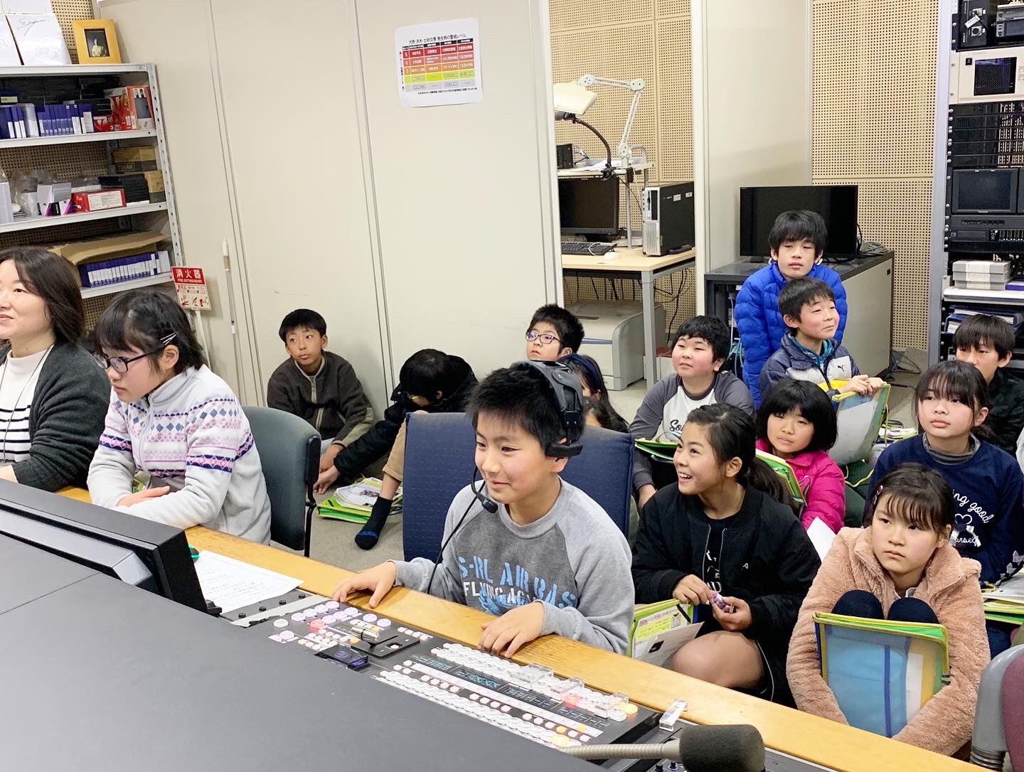 メディアスチャンネル No Twitter たくさん勉強して メディアスたくさん観てね 今日の模様はメディアスみらいチャンネルで放送します 子どもたちがアナウンサーとしてニュースを読んでくれました ぜひご覧ください 横須賀小学校