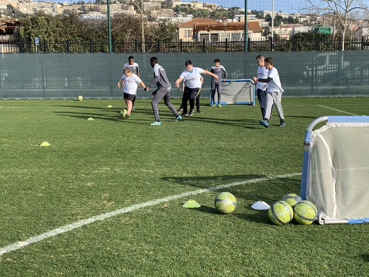 cdsa06's tweet photo. 🔴⚫️1ère session du programme TOi+MOI=@ogcnice de l’année 2020 ! 
Les jeunes de l’IME Henri Wallon attendaient ac impatience les sessions d’entraînement. 
« Sport &amp; Bien-être sont les résolutions de cette nvlle année 🌞
@fdd_ogcnice 
#cdsa #cdsa06 #sportadapté #JouonsLaCollectif https://t.co/ZmmS7masAZ