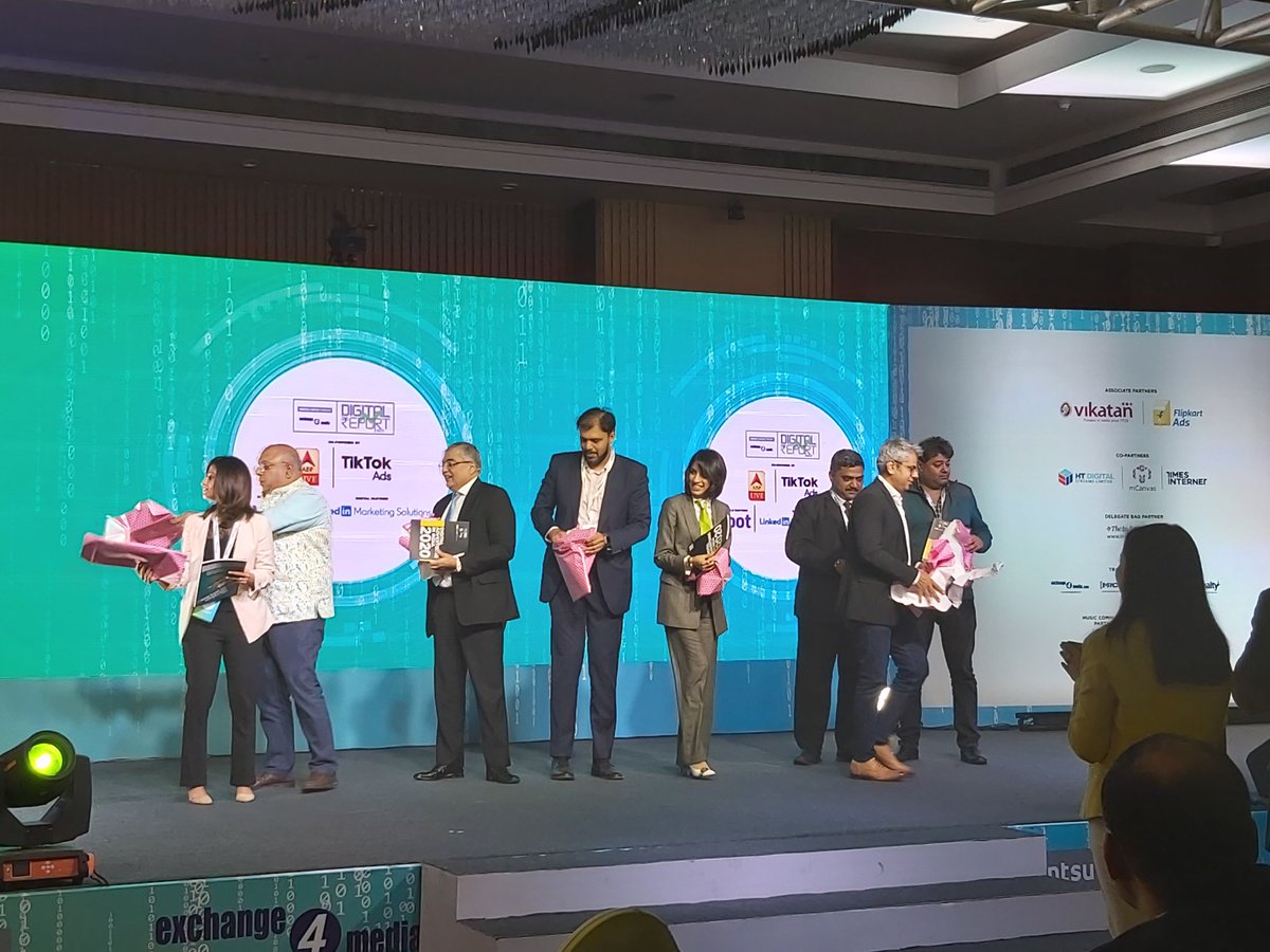 DILIPtheCHERIAN's tweet photo. A flurry of pink before #DANe4mReport makes it's 4th set of #insights public...@ashishbhasin1 drops by from Singapore &amp; @anuragbatrayo gets the show going...@ArnabGoswamiRtv in audience too..Digital media already at 22% &amp; by 2023 it will cross 30%....2025 it'll be 50,000 cr https://t.co/X7lbPhL3Cx