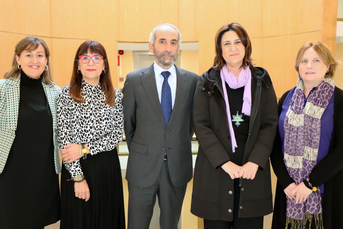 Cecap_Valencia's tweet photo. Hoy, CECAP VALENCIA celebra la presentación del libro "Responsabilidad Social y Sostenibilidad en las Empresas de CECAP Valencia". Agradecemos la presencia de Hble Sra. Dª. Rosa Pérez Garijo - Consellera de Participación, Transparencia, Cooperación y Calidad Democrática https://t.co/PsKsOyp735