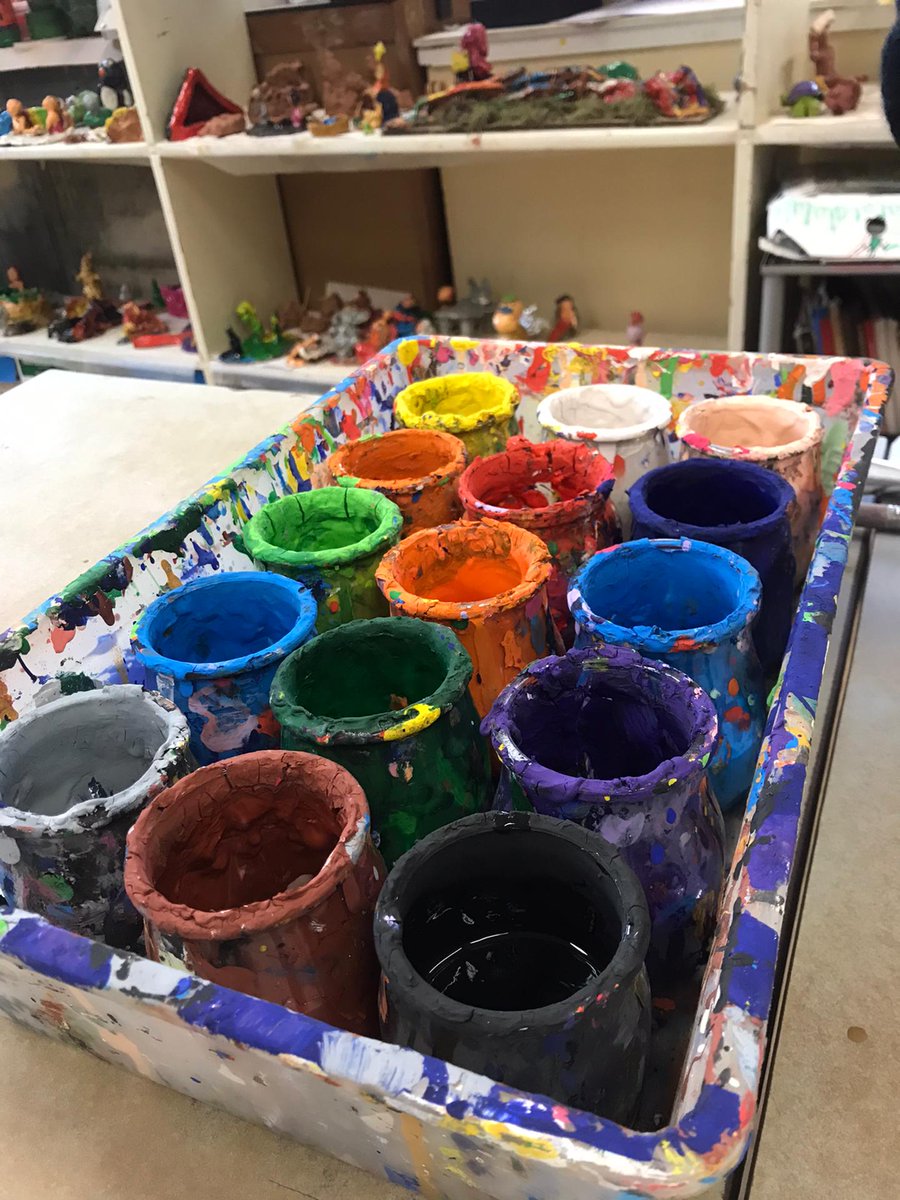 liaferreira's tweet photo. Fomos à melhor sala de pintura do mundo, a da Escola onde ambas andámos dos 4 aos 10, mas com 26 anos de diferença 🙂. #painting #Sketch da minha filha mais velha com tintas #pebeo 🙃. #Beiral https://t.co/0NZbFDOg4G