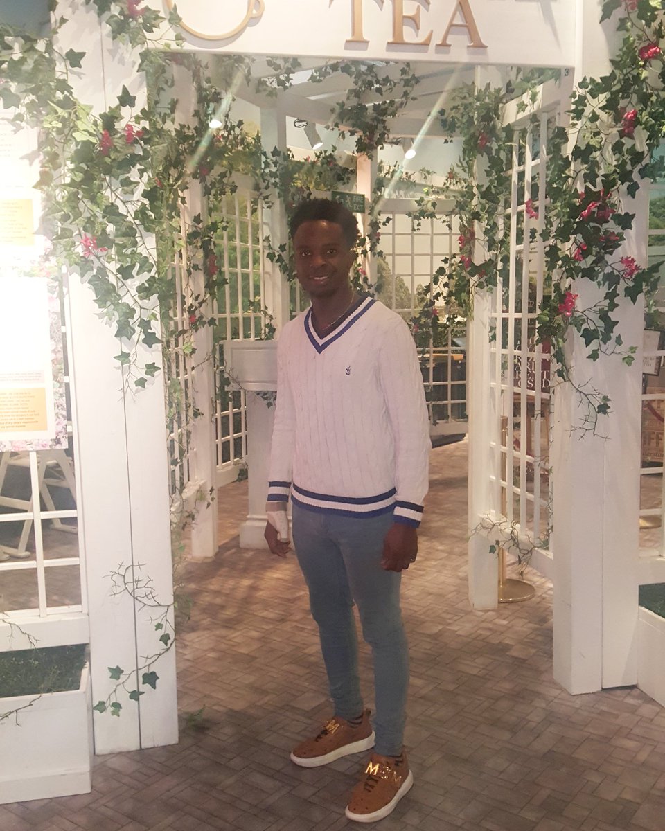 AbiolaAdebayo87's tweet photo. A quick royal tea....zip easy😁 https://t.co/sHXvM257QN