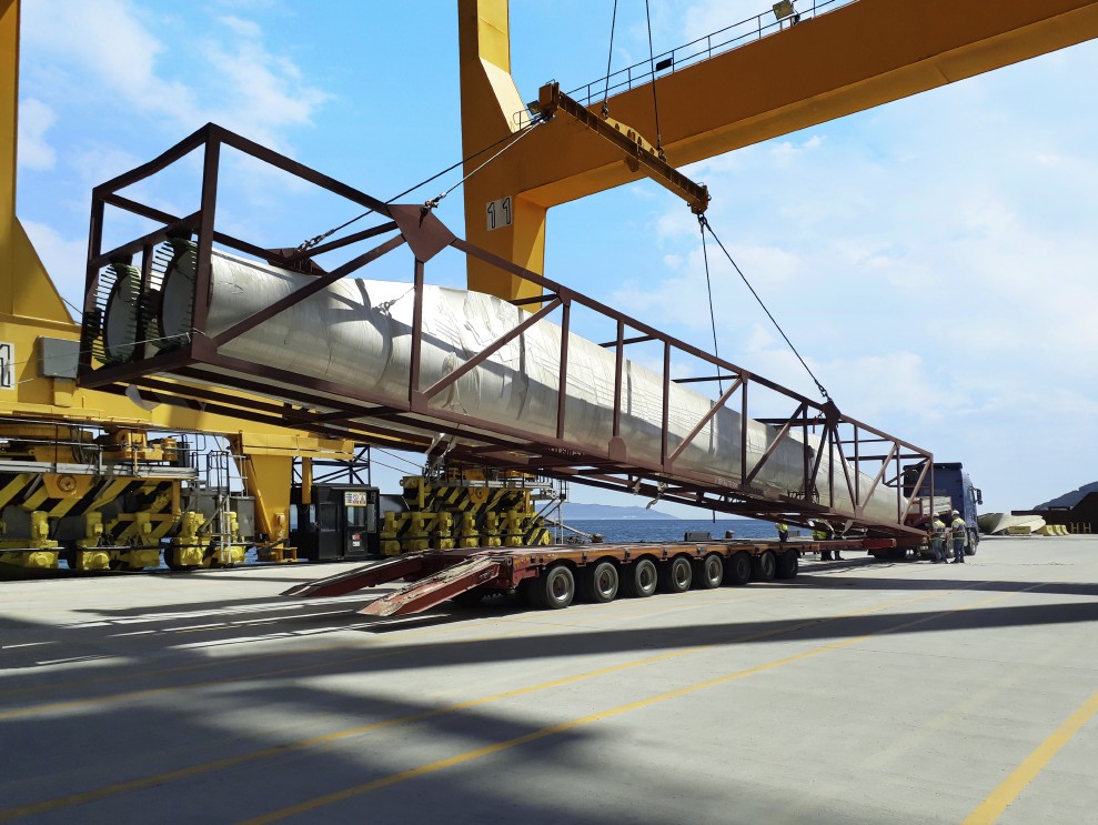 MSCCargo's tweet photo. Project cargo being loaded on the MSC Ilona in Asyaport, Turkey. At MSC, we have 40+ years experience shipping oversized freight. Meet our expert project cargo team at Breakbulk Middle East in Dubai, 25-26 Feb. Read more: https://t.co/o9TCR8tLxJ 🏗️🚢💛 #MSCBB #bbme2020 https://t.co/x8A4z4FgyK