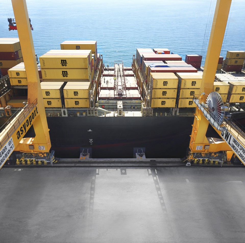 MSCCargo's tweet photo. Project cargo being loaded on the MSC Ilona in Asyaport, Turkey. At MSC, we have 40+ years experience shipping oversized freight. Meet our expert project cargo team at Breakbulk Middle East in Dubai, 25-26 Feb. Read more: https://t.co/o9TCR8tLxJ 🏗️🚢💛 #MSCBB #bbme2020 https://t.co/x8A4z4FgyK