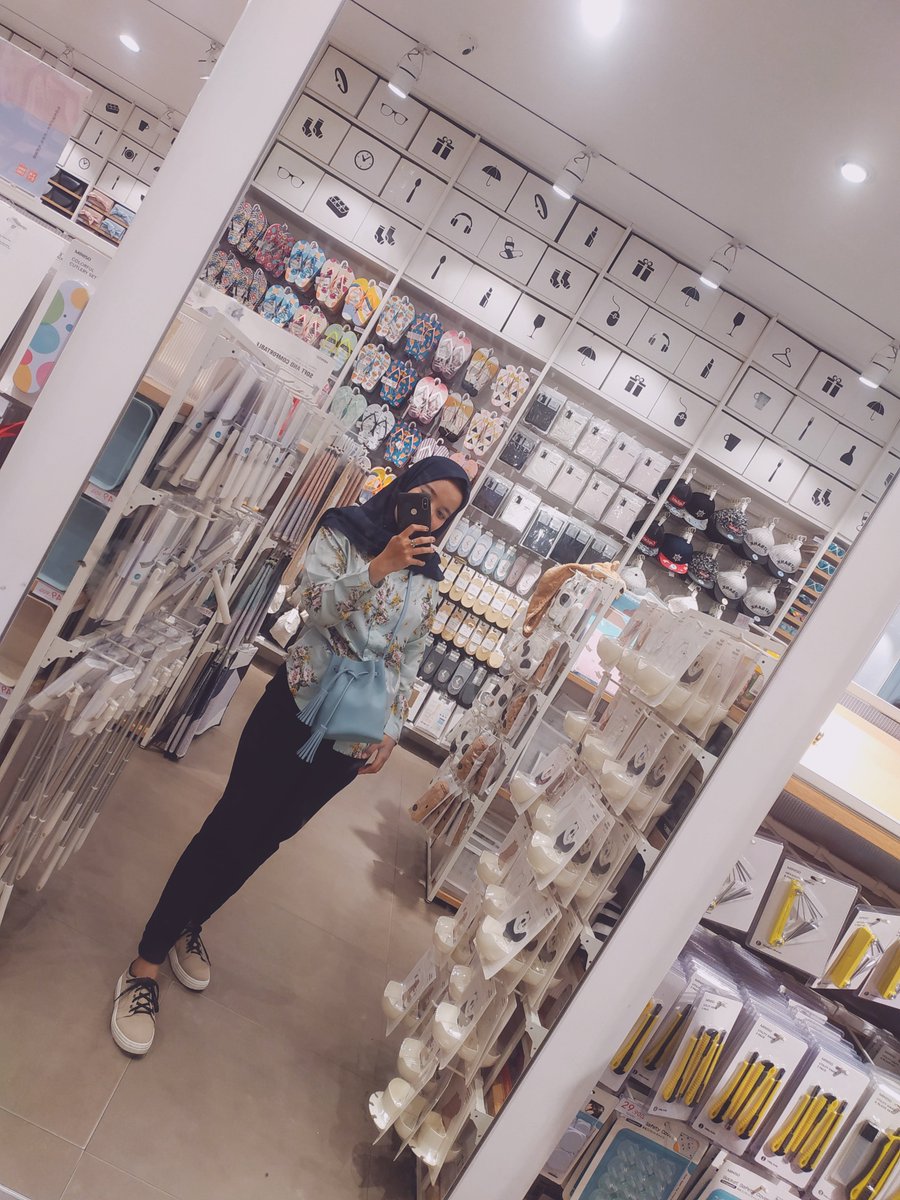 CiciAliaa's tweet photo. Ketika Chanyeol lagi di miniso Bali 
kita sama loh aku jg lagi di miniso Jambi🙃 #chanyeoldibali https://t.co/GhggJzCPe7