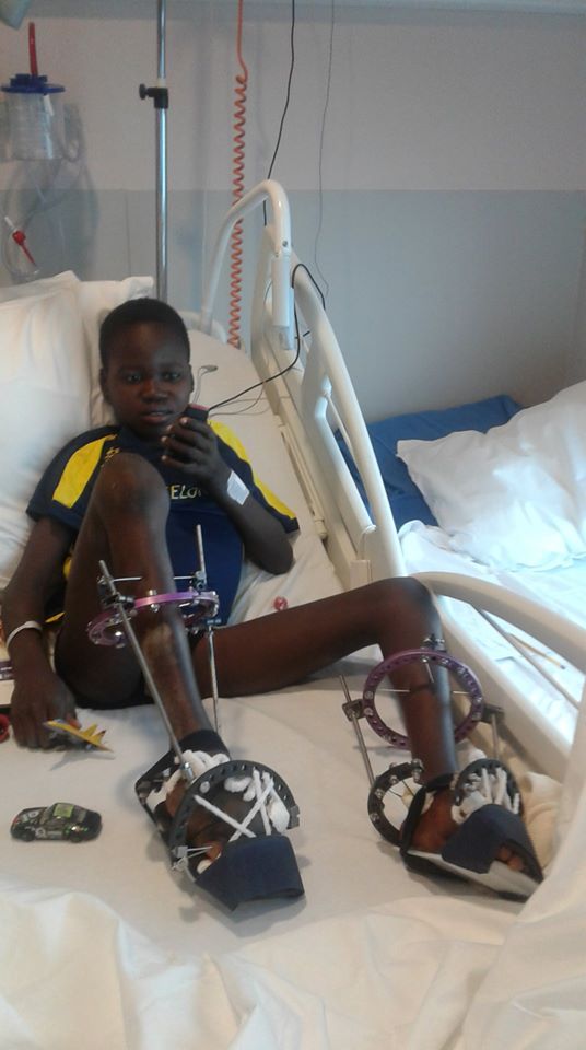 RencontresH's tweet photo. Accueil Chirurgical :
Après l'opération des ses deux pieds bots David a enfin retrouvé son sourire.
Le cadeau du jour : des chaussures de foot qu'il espère mettre rapidement... https://t.co/3yOmsESRhW