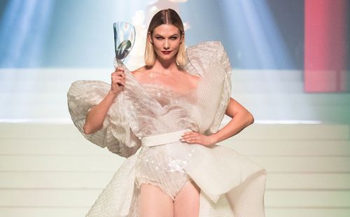 topfash_fr's tweet photo. Jean Paul Gaultier tire sa révérence au milieu des rires et des-- https://t.co/Ke6tnzZVUX #topfash https://t.co/QZeoHzkJKQ