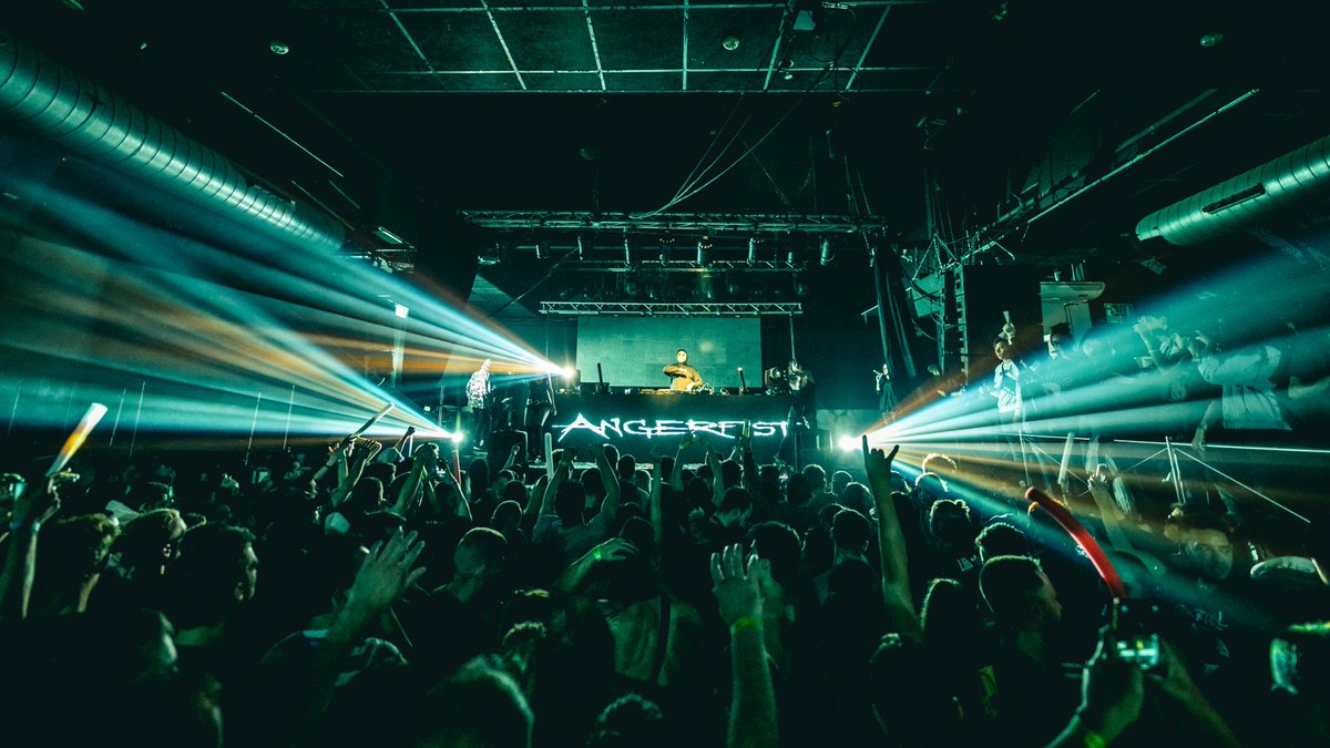bigblastfest's tweet photo. Momentazo del anfitrión que encabezó el estreno de nuestro lado más oscuro ⚫ BLACK SERIES ⚫ en el 2º Aniversario Big Blast Festival: el gran @dj_angerfist ✊🏼¿No se os ponen los pelos de punta recordándolo blasters?😳
•
💥BE BIG BE BLASTER💥 https://t.co/6KqqwIXMU5