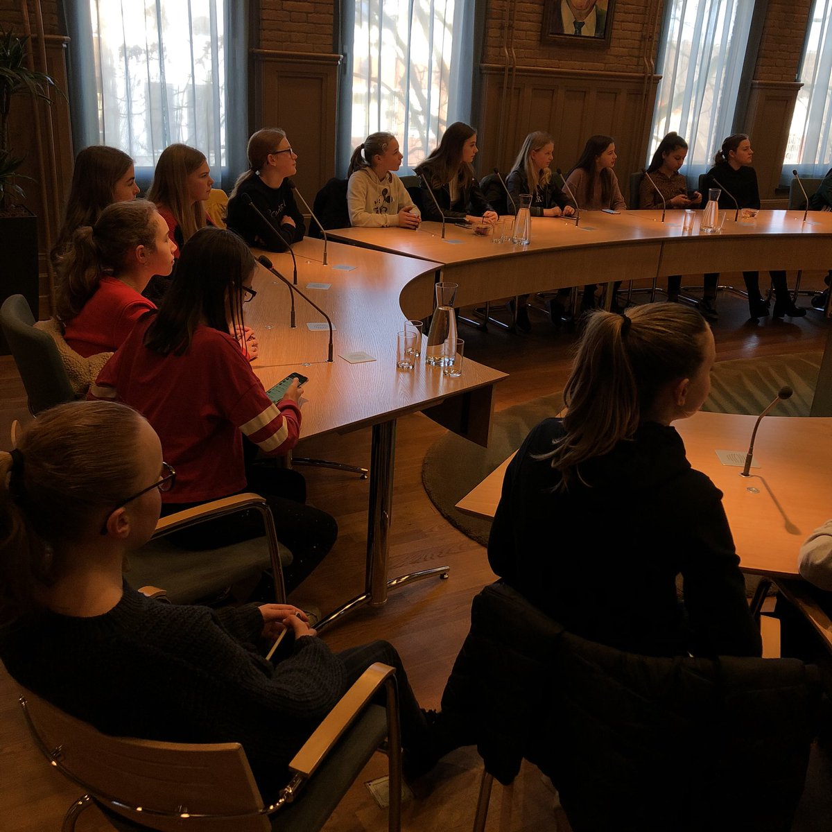 Gemeente_Asten's tweet photo. Vanmorgen leerlingen van het Technasium van het Varendonck College op bezoek gehad. Ze kregen de briefing voor hun opdracht de nieuwe doorgang te ontwerpen naar de begraafplaats achter de Klepel. 
Succes! 🍀
#nieuwgemeenschapshuis #opdracht #meedenken #ontwerpen #presenteren https://t.co/TuhcmTq7c1