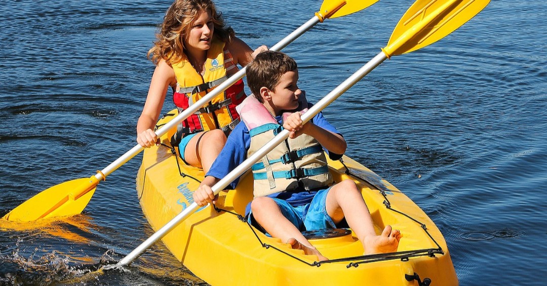 DatosdePucon's tweet photo. Recuerda que puedes dar un buen paseo en kayak por los distintos afluentes de la comuna.
Lo recomendable es siempre ir acompañado por algún guía especializado.
Busca las mejores agencias de turismo en la web. https://t.co/bC5xHugFEl https://t.co/GcUukXfIzI