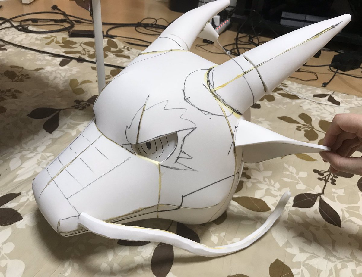 hukuro_unagi's tweet photo. ライオンボードは、組み立てる工程なので、ウレタン削り出しとは違ったテイストになる。削り出しでどうして「左右対称にできない」「正面から見たらイイ感じなのに横から見たらヘン！修正したら今度は上から見たら……」みたいに整えるのが苦手なひとにはやりやすいかもしれない。製図はタイヘンだけど https://t.co/4qqXgHNsuZ