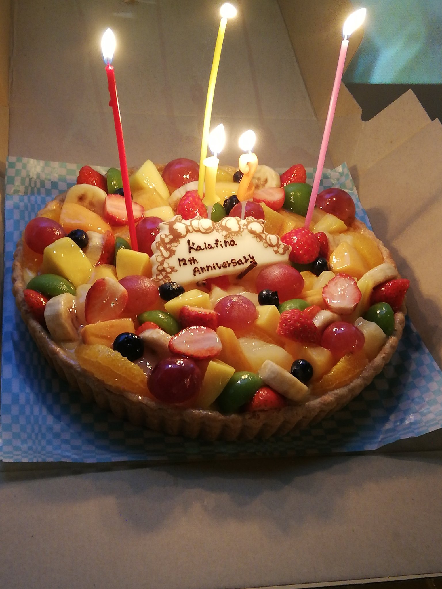 やすべえ 今日のメインディッシュ キルフェボンの季節のフルーツタルト Kalafinaがお祝いしていたのと 同じものを頼みました メッセージプレートも同じ Kalafina12周年の集い T Co P0njihvxdl Twitter