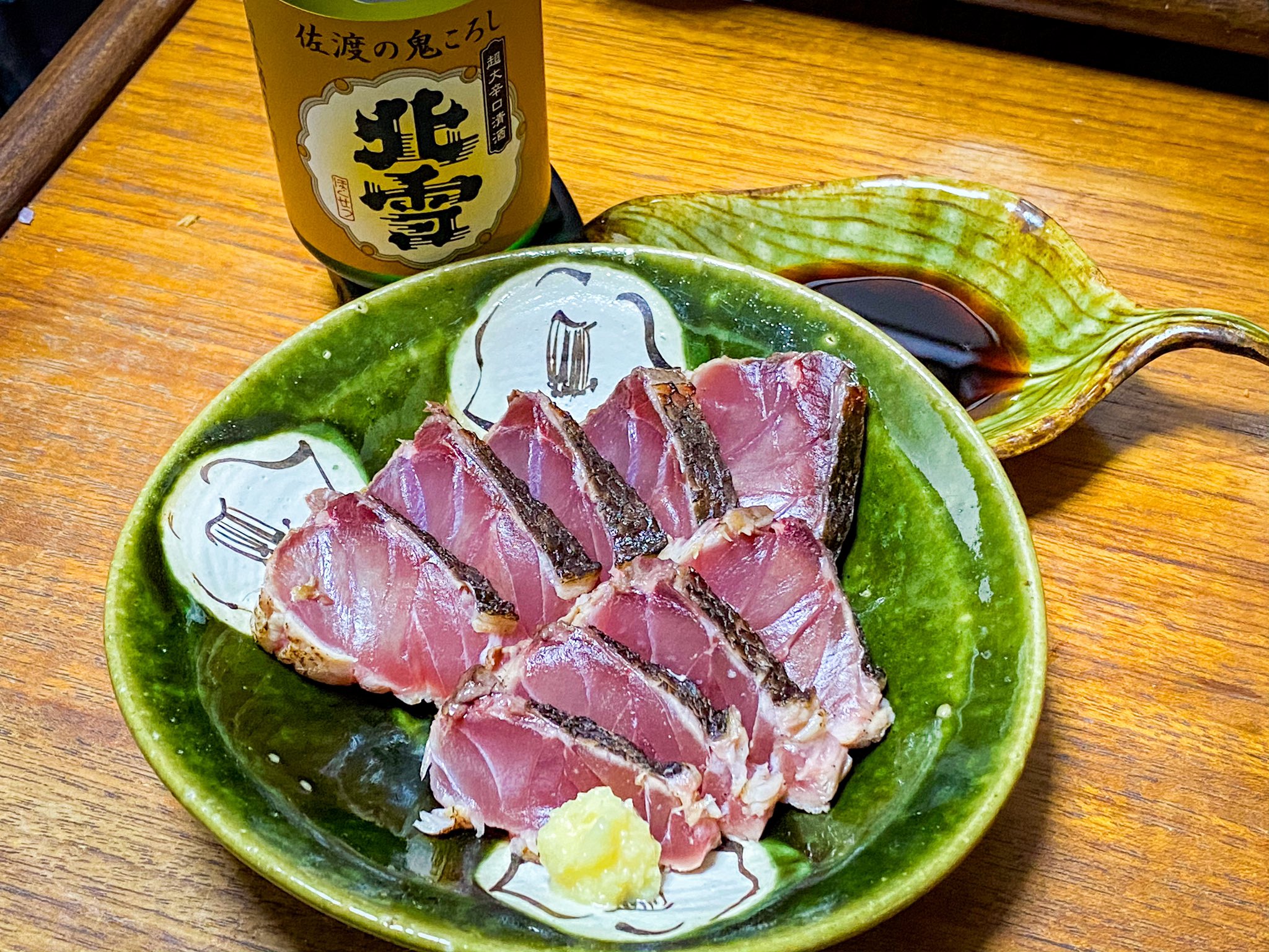 Funa ハチビキ3日目はタタキにした こうして生姜を添えてみると脳が騙されて味もカツオぽく感じるようになる不思議 でもカツオより断然甘味と旨味があって箸が止まらん 北雪鬼殺しも秒で空になるね T Co Ugceoxga3m Twitter