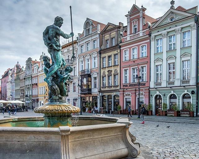Speaking of water-spouting sculptures, you’ll find four mythological fountains guarding the four corners of the square: they depict Neptune, Mars, Apollo, and - perhaps in order to combat the under-representation of the fairer sex - Proserpina. 📸 <a href="/ch/">ch.</a>… ift.tt/30OZIRr