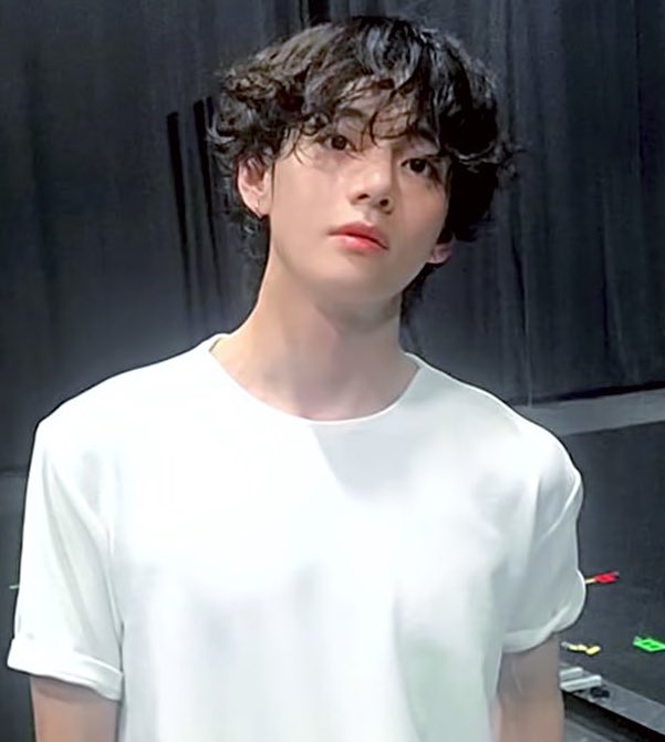 Kuo くお 구오 Twitterissa テテの髪ゴムで髪を縛った そうであって欲しい ジミン氏と 最近長髪にしてみたいキムテヒョン氏 髪長くてセットしてないのにどうしてこんなに美しいの 髪色含めた白黒反転コーデ オソロのピアス Black And White Vmin