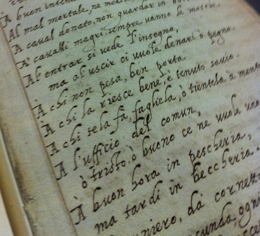 iohannesflorius's tweet photo. Since it's #NationalHandwritingDay I want to share John Florio's beautiful handwriting. He had 3 different calligraphies he adopted during his career: the Italian handwriting, the secretary hand, and his personal calligraphy.
This picture is from Giardino di Ricreatione (1591): https://t.co/49VOWqx9C8