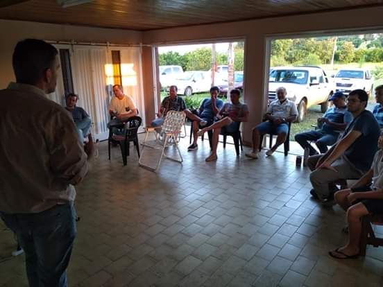 IntaChajari's tweet photo. Polilla enruladora de los brotes (Argyrotaenia sphaleropa) está ocasionando daños en los cítricos de nuestra zona. Charla con productores del @CambioRural_II citricola San Miguel. Ciclo, monitoreo, control fueron algunos de los temas tratados. @INTAConcordia @intaargentina https://t.co/rey4kBFLGP