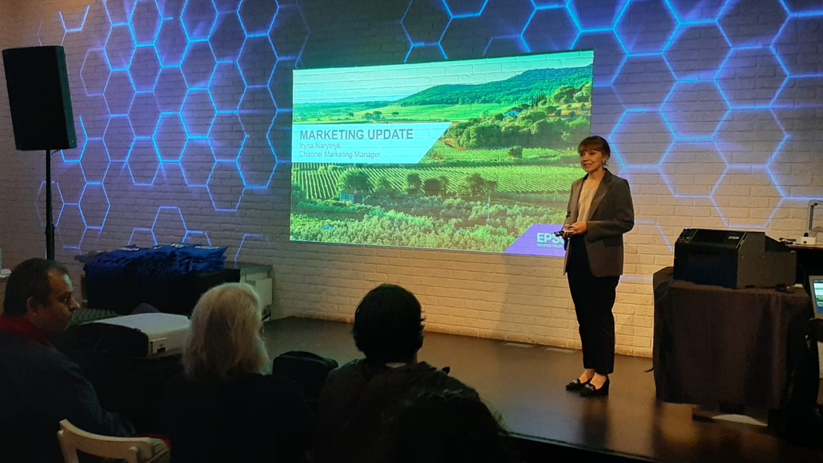 Más de 40 asistentes en la reunión de partners Colour Label+ de Epson Ibérica han podido conocer las novedades en la gama de impresión de etiquetas a color y dos nuevas caras del equipo Xavier Aliaga (Director de la División) e Iryna Narytnyk (responsable de marketing de canal)