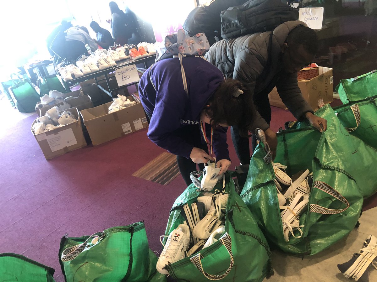 HuddersfieldSU's tweet image. Grab a bargain before they’re all gone! Visit our discount clothing sale today only, Floor 5, Student Central. @HudStudents #MakingStudentLifeBetter