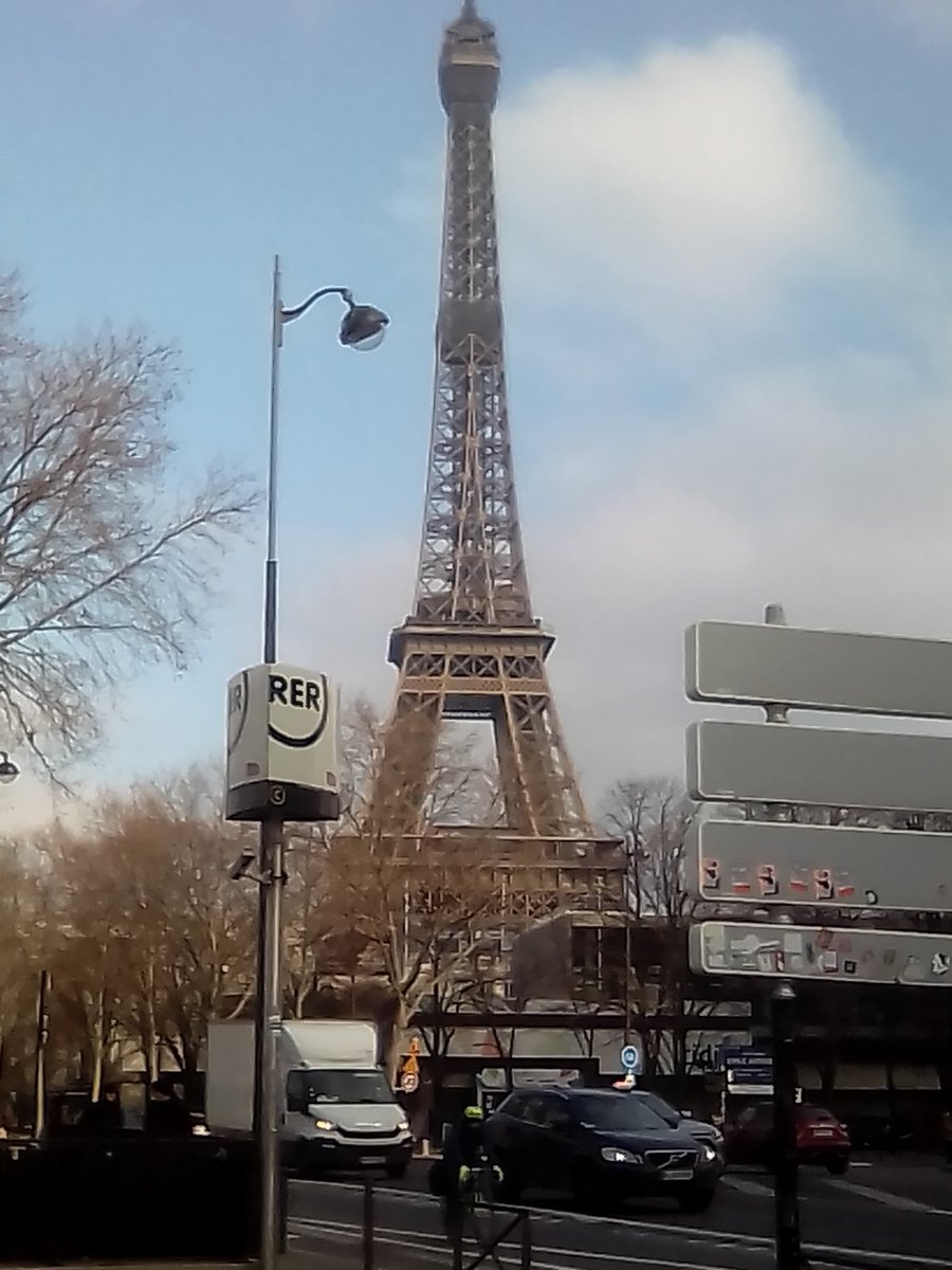Karine91Kareen's tweet photo. #Parcoursup2020 la #confproCIDJ  est terminée. Retour au Bij d'Etampes #infoJeunesse. Bye bye #tourEiffel. https://t.co/WJAkCWWEvg