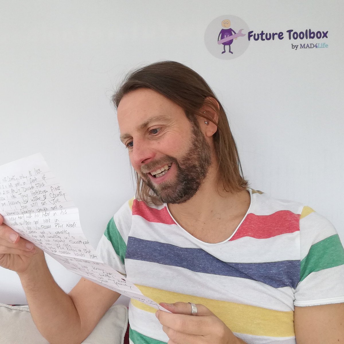 futuretoolbox's tweet image. #MiloSays today is #handwritingday.

We spend so much time tapping out letters on a keyboard but there's something special about receiving a #handwrittennote.

Here's Mark reading a #letter from one of our recent readers. 📖

Who could you write a note of #gratitude to today? 🖊️
