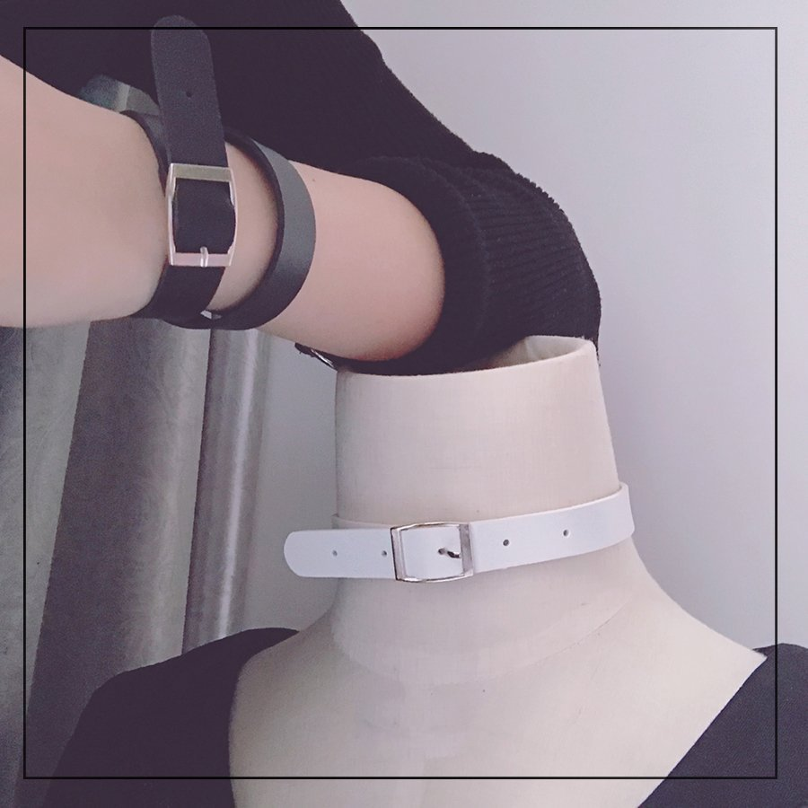 Wear_Blossom's tweet photo. [RT추첨]

🌸핸드 &amp; 넥 초커🌸

많은 사랑 받았던 심플한 디자인의 멋스러운 핸드 넥초커에요 :)

넥초커로도! 팔찌처럼 핸드초커로도! 스타일링이 가능하답니다! 은색의 큼직한 버클이 시크한 분위기를 자아내어요 😎💕

사이트https://t.co/fVZuknf5nB
블로그https://t.co/oJ68usxnUf https://t.co/PAIku7guQt