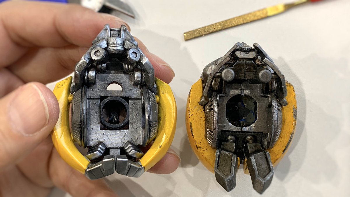 KGC008's tweet photo. 3A純正ヘッドからボールジョイントの受けを半ば強引に取り外し、少し削ったら凹にピッタリ入った。これで首に装着できるかな？
#バンブルビー #3A #TFカスタム #HZstudio #pandastudio #Bumblebee https://t.co/FL6iap0Fhq