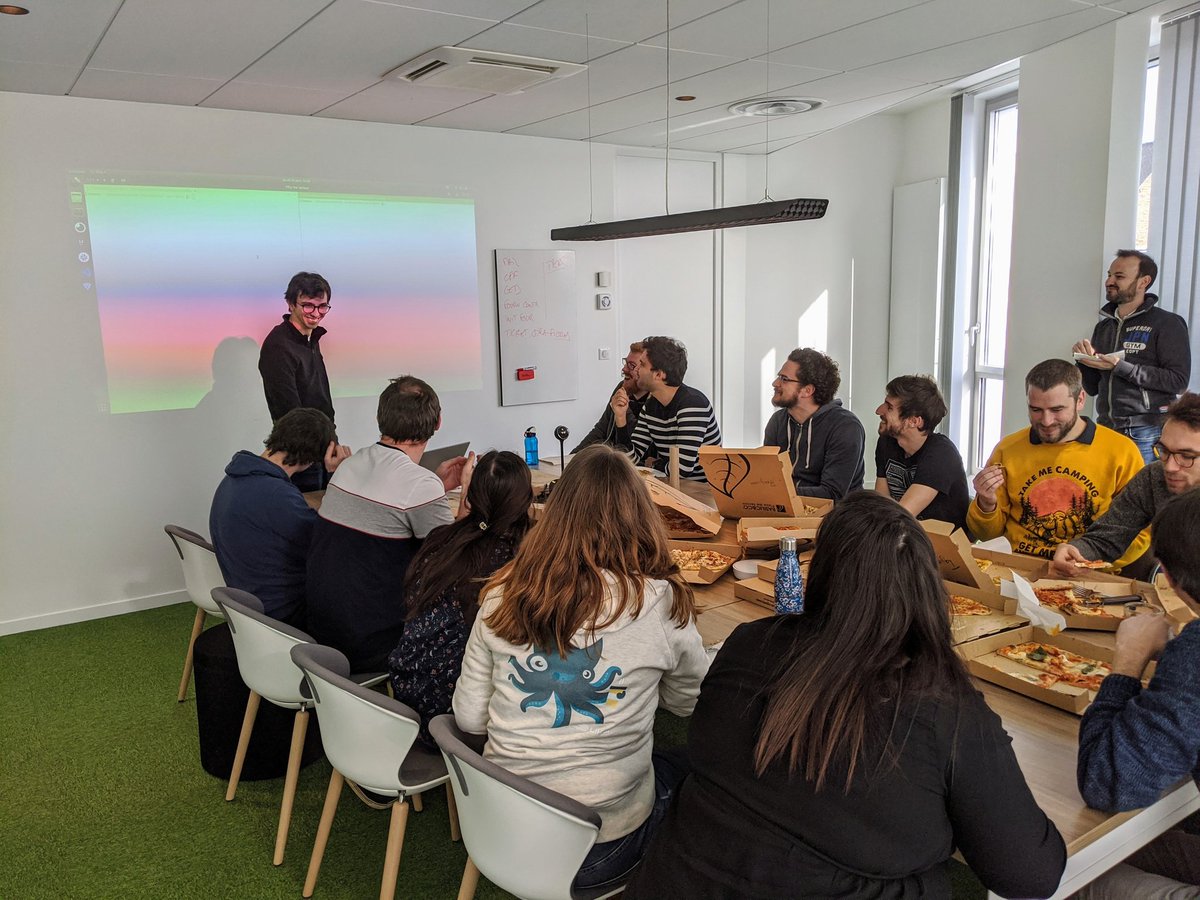 liksi_FR's tweet image. 💬 #MidiTech | Ce midi Thomas @tfrancois_1er nous fait une présentation sur #BuildKit pour #Docker Bon appétit 🍕