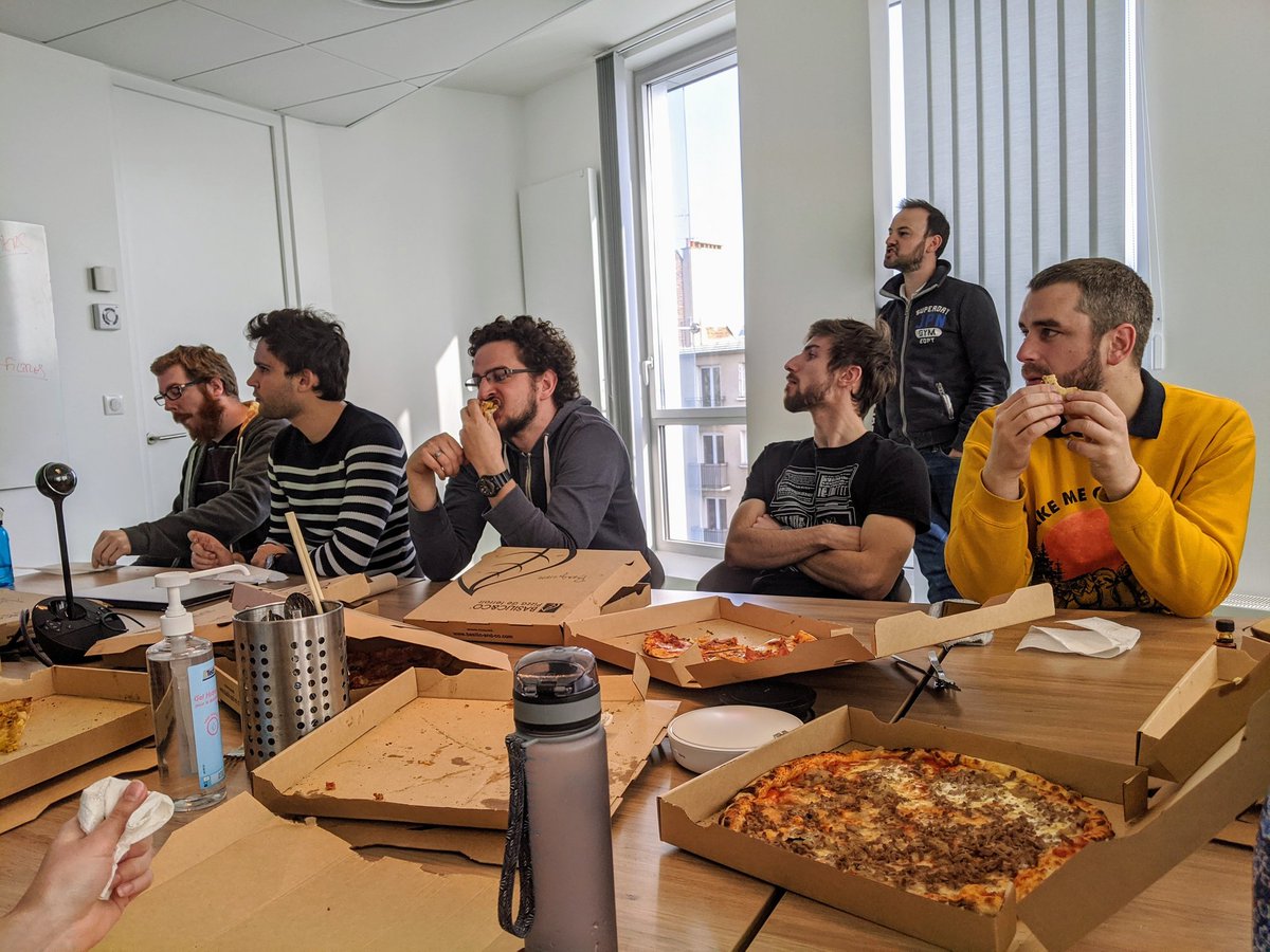 liksi_FR's tweet image. 💬 #MidiTech | Ce midi Thomas @tfrancois_1er nous fait une présentation sur #BuildKit pour #Docker Bon appétit 🍕