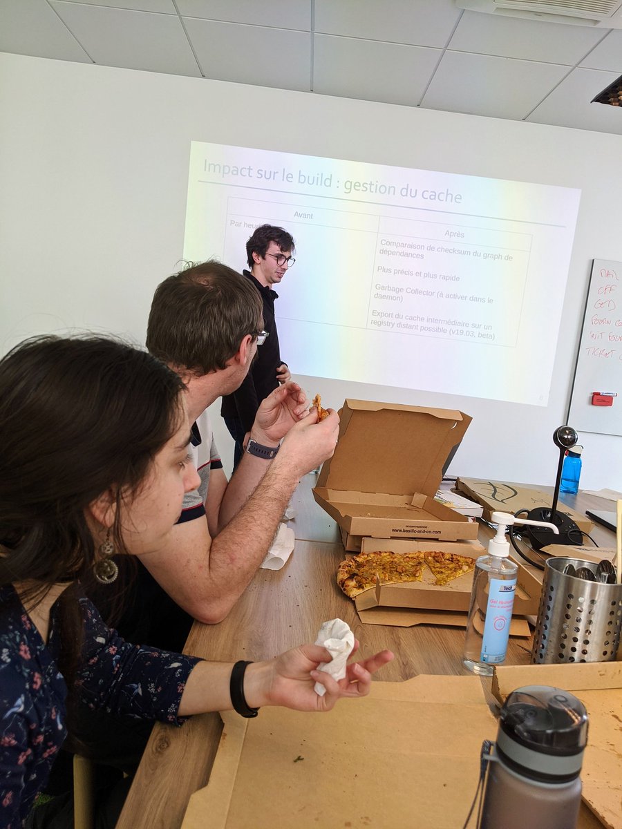 liksi_FR's tweet image. 💬 #MidiTech | Ce midi Thomas @tfrancois_1er nous fait une présentation sur #BuildKit pour #Docker Bon appétit 🍕