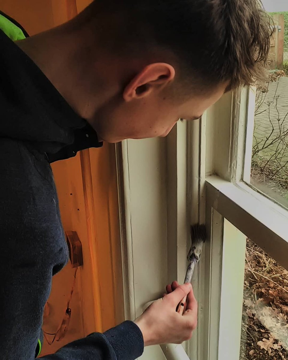 WBklooienberg's tweet photo. Wat een drukte! Studenten van @Deltion opleiding schilders geven de binnenkant van onze boerderij een nieuw kleurtje. Handig zo'n school als buurman 👍 https://t.co/9VW2mNJMdA