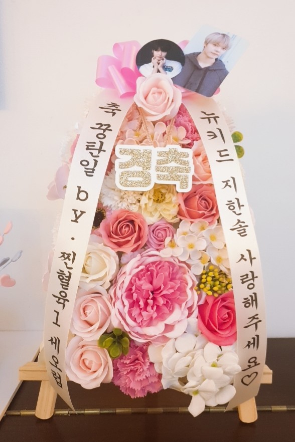 sol_941121's tweet photo. 몬스타엑스 아이엠군의 생일과 플윗미의 전시회를 축하하러 작고 귀여운 한솔이가 찾아갔습니다❤ 진짜 잘해놔서 넘 놀라버려ㄸㅏ.. 
너무너무 수고했구 언젠가 한솔이 하게되면 꼭 도와주기약속💞
#해피꾸꿍데이 #창균이의_모든_색을_사랑해 @IM19960126_ https://t.co/ftQiOHPWWD