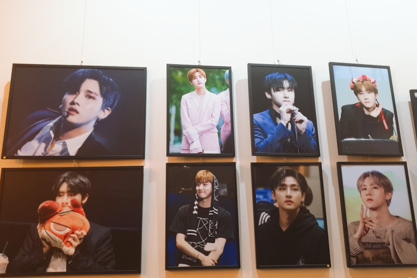 sol_941121's tweet photo. 몬스타엑스 아이엠군의 생일과 플윗미의 전시회를 축하하러 작고 귀여운 한솔이가 찾아갔습니다❤ 진짜 잘해놔서 넘 놀라버려ㄸㅏ.. 
너무너무 수고했구 언젠가 한솔이 하게되면 꼭 도와주기약속💞
#해피꾸꿍데이 #창균이의_모든_색을_사랑해 @IM19960126_ https://t.co/ftQiOHPWWD