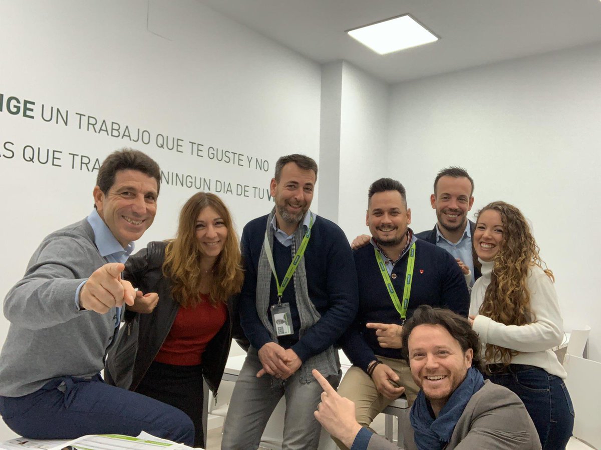 aincat_inmo's tweet photo. Visita del gran @nellodangelo, un gran experto en el sector y gran amigo 💚 Si aún no conoces su obra El Árbol de las ventas, te la recomendamos al 100%
#Aincat #NelloDangelo #ElArbolDeLasVentas https://t.co/1MHsbdIx5M