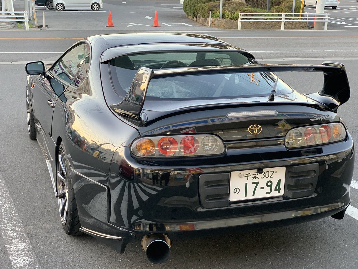 ymks0627's tweet photo. リヤには金色のエンブレムがついていて
ナンバーの周りに黒い樹脂のカバーがついていてバックカメラがついています！

フロントのフェンダーには割れがあり、全体的にエアロパーツに飛び石や割れがあります。 https://t.co/XcTY3SLCJa