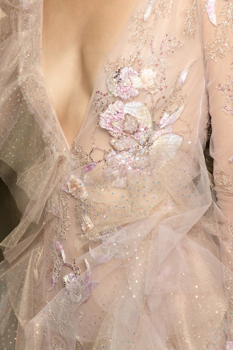 FashionweekNYC's tweet photo. Exquisite Details from the Ralph &amp; Russo Fall 2019 Couture Collection 😍😍😍 https://t.co/UaLFqkRjYG