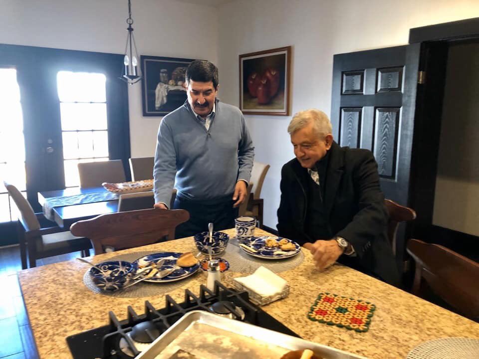 Javier_Corral's tweet photo. Esta mañana invité al Presidente a compartir el pan y la sal. En mi casa de Ciudad Juárez le ofrecí un modesto pero sabroso desayuno, en el que preparé frijoles de la olla, y también le hice rayadas de Parral!!! https://t.co/K4ZsJBIk2x