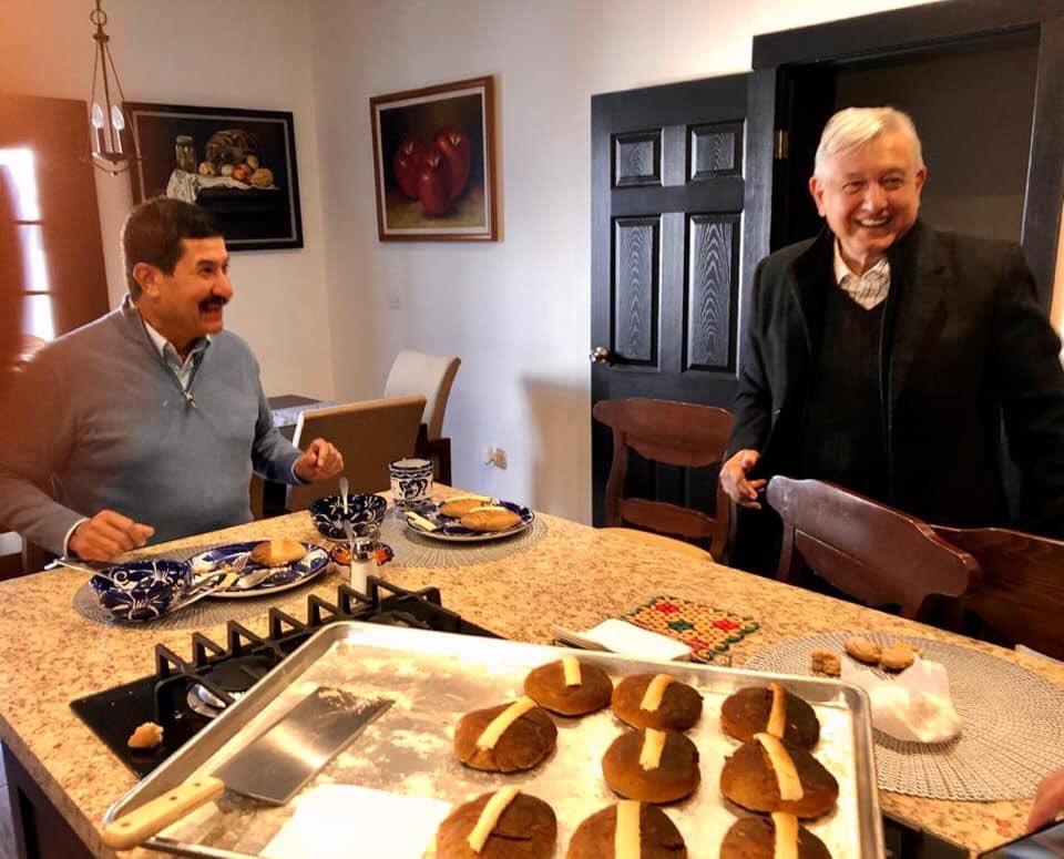 Javier_Corral's tweet photo. Esta mañana invité al Presidente a compartir el pan y la sal. En mi casa de Ciudad Juárez le ofrecí un modesto pero sabroso desayuno, en el que preparé frijoles de la olla, y también le hice rayadas de Parral!!! https://t.co/K4ZsJBIk2x